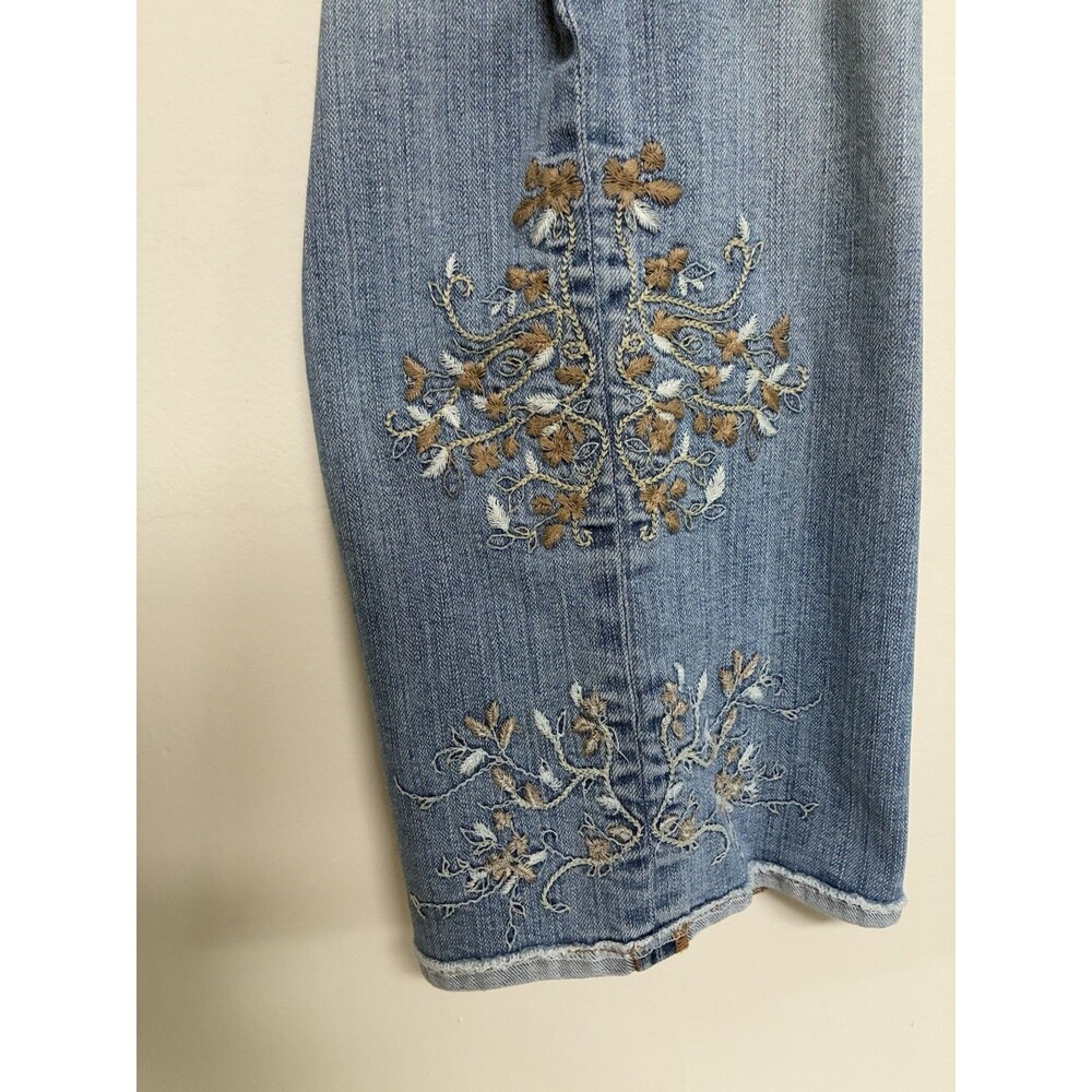 Coldwater Creek Women’s 18 Floral Embroidered Capris Medium Wash - Picture 2 of 8